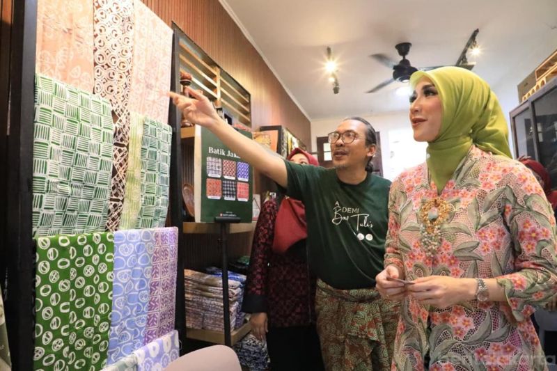 batik betawi - ilustrasi berita PKK Jakarta Selatan Harap Perajin Batik Betawi Mampu Perkuat Identitas Budaya