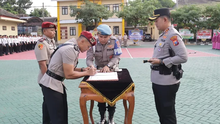 kapolres magetan - ilustrasi berita Kapolres Magetan Pimpin Sertijab PJU dan Kapolsek, Minta Pejabat Baru Langsung…