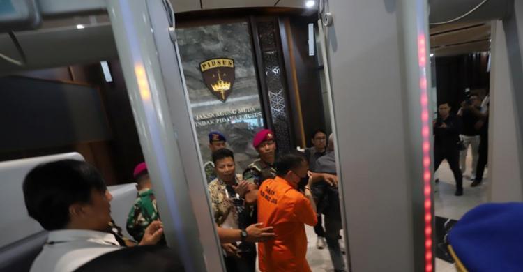 polri serahkan - ilustrasi berita Polri serahkan 1 tersangka dan 8 koper barang bukti ke Kejagung, Febrie diperiksa